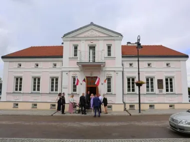 Śluby w zabytku, urzędowe sprawy w nowym miejscu. USC w Łomży zmienił siedzibę