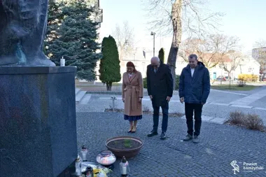 Przed pomnikiem Jana Pawła II znicze i dewiza znów mówią jednym głosem